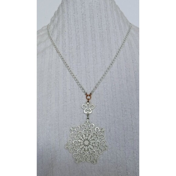 Unbranded Jewelry - Vintage White Enamel Medallion Filigree Snowflake Pendant Necklace